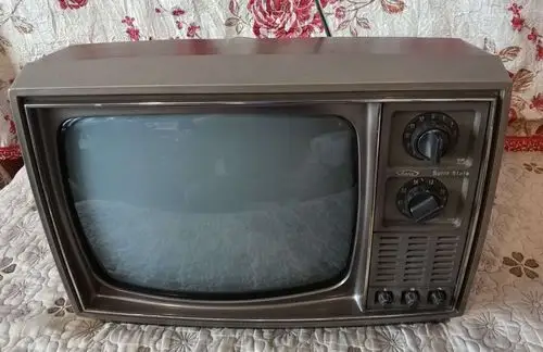 儿时的欢乐看黑白电视