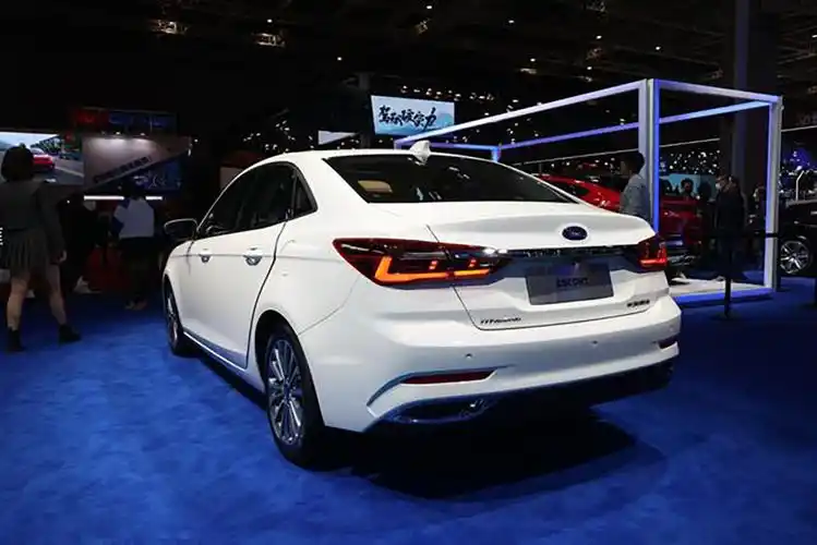 2021上海车展车长增加46毫米长安福特新款福睿斯车展亮相