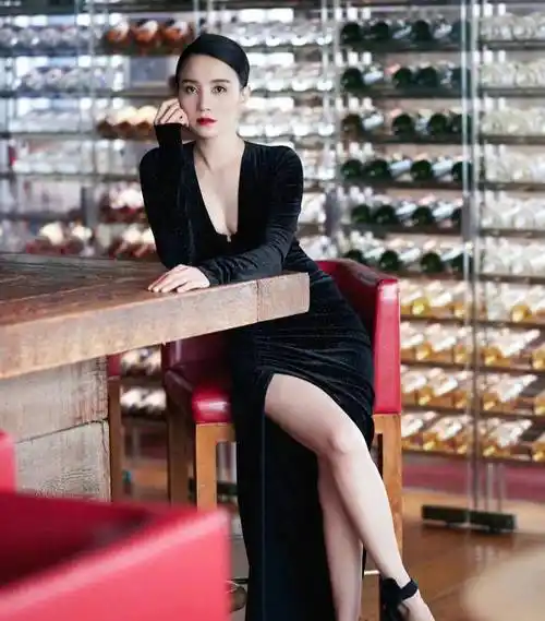 "冰美人"宋佳,一身冰肌玉骨,身着黑色丝绒开叉裙,魅力四射