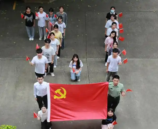 艺术学院开展我与党旗合个影七一主题党日活动