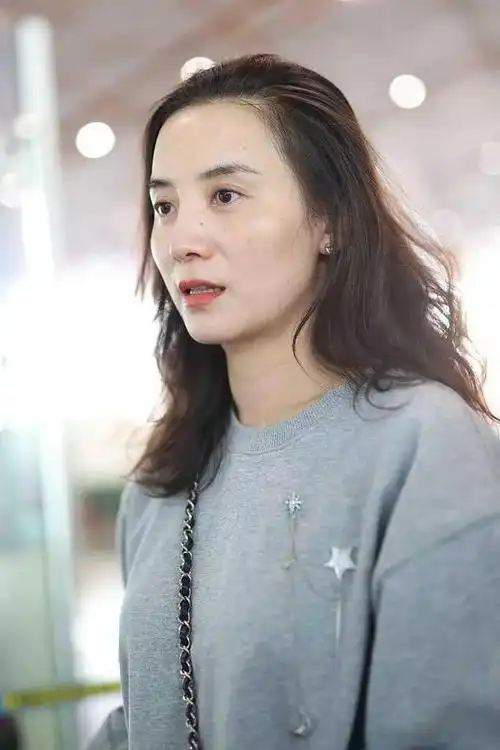 41岁宋佳好真实素颜出镜发际线是亮点与平日判若两人