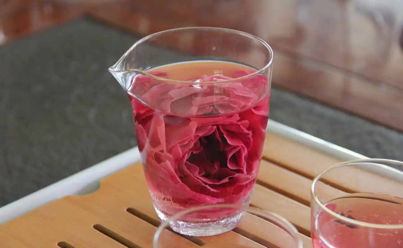 在众多的玫瑰花茶品种里,墨红玫瑰色正,香浓,瓣厚,朵大,以一朵一杯的