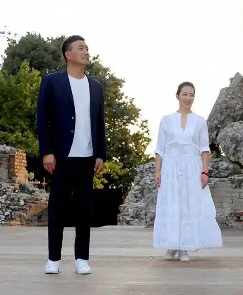 55岁胡军带一家四口游玩女儿身高超一米8儿子帅气像极了他