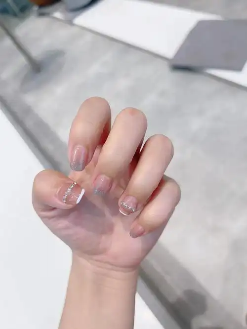 一手bling bling美甲师说我指甲太mini  不给我满96钻 so sad.