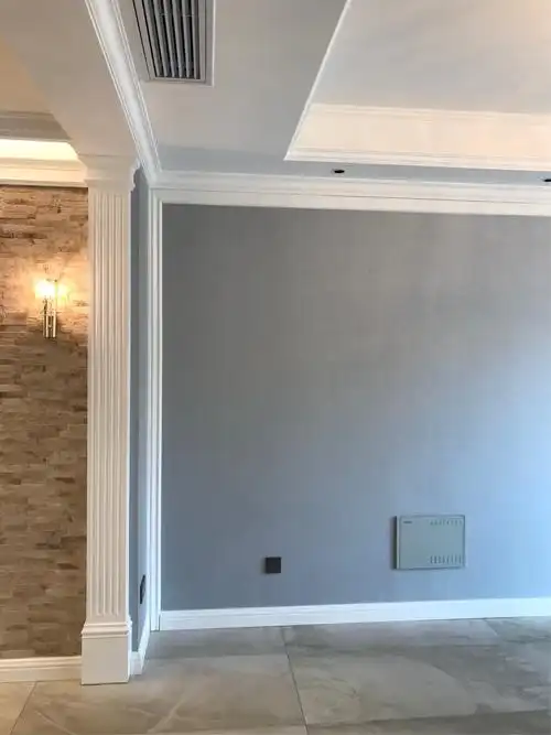 蓝灰色的墙面给人眼睛的舒适感