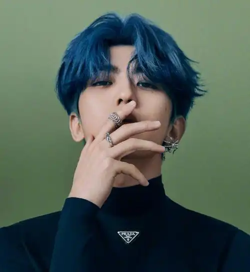 蔡徐坤蓝色挑染发色