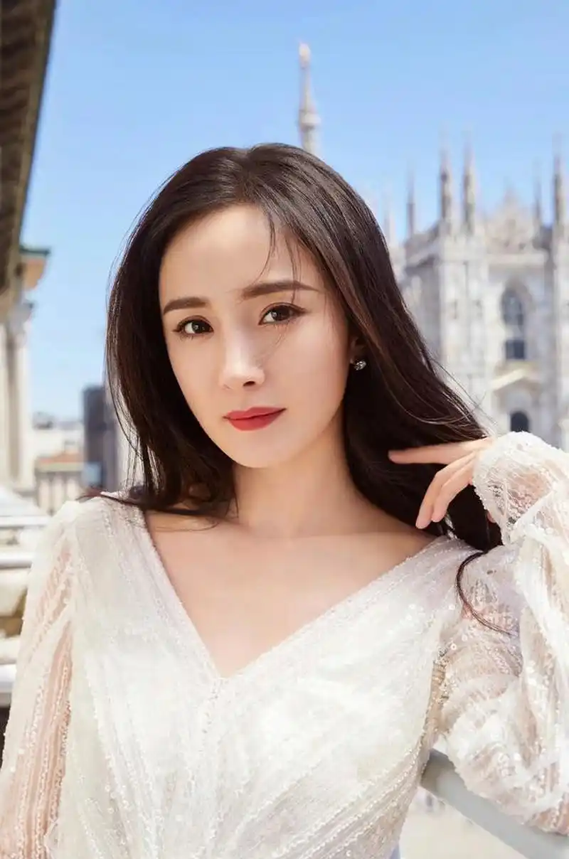 杨幂外形漂亮可爱,同时又带点儿豪气,作为85后美女明星的她一直勤劳