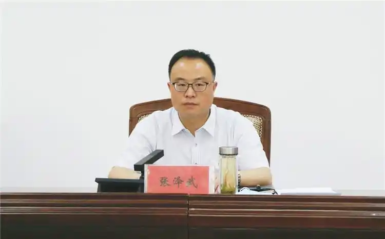 市委常委,市纪委书记,市监委代主任张泽武主持会议并讲话.
