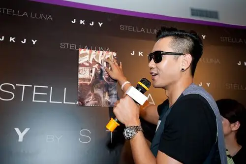 "黑人"陈建州空降武汉出席活动 女粉丝疯狂求合影