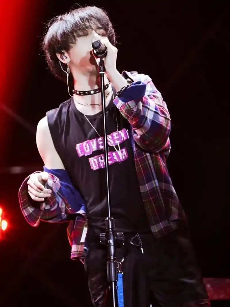 华晨宇飒飒系列壁纸 华晨宇飒飒系列壁纸,每一张都那么撩人,心已被