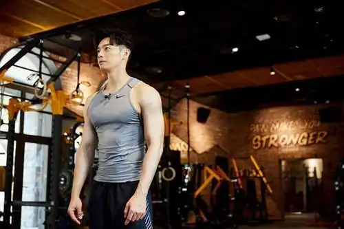 辰亦儒晒健身照,肌肉发达,与吴尊不相上下