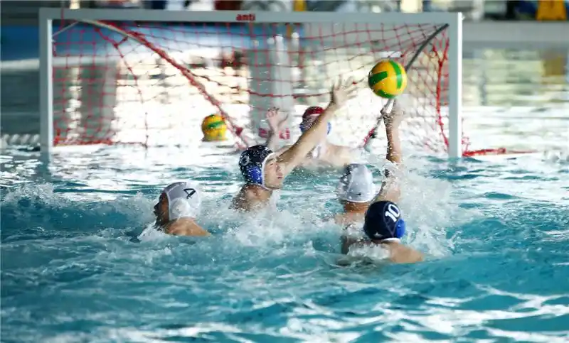 p data-id="gnrq7l39w0">水球(water polo),又称为"水上足球",是一种