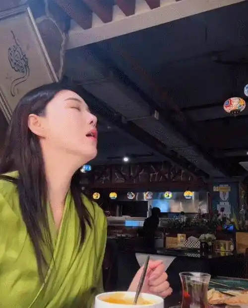 张馨予何捷吃大餐当老公面打嗝毫无包袱剩饭打包带走超接地气