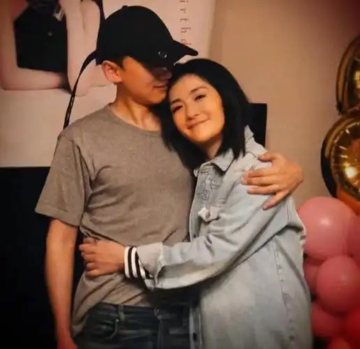 谢娜首晒二胎照迎新年小咘芽小手好可爱双胞胎女儿背影好乖巧