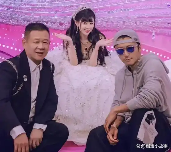曝谢霆锋现身干女儿婚礼!当众与百亿富豪坐台阶上,已荣升为股东