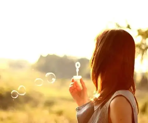 期待唯美图片_阳光下女子的期盼