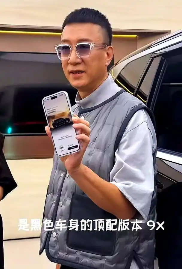 55岁孙红雷现身4s店被网友偶遇,皮肤黝黑皱纹明显显老态,发福脸肿变化