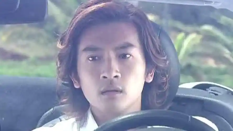 情定爱琴海:苏有朋开车不专心撞倒女孩,她的行李箱被撞飞太惨了!