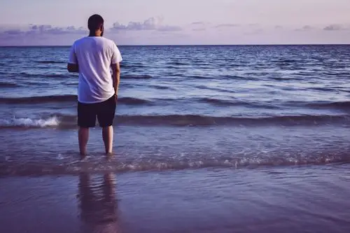 人站在海边的照片photo of man standing on seashore