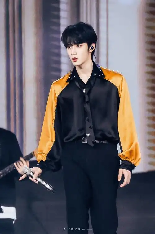 刘耀文东方卫视跨年晚会##刘耀文理想之途舞台直拍