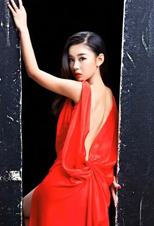 李小萌又穿挂脖连衣裙,配草帽 墨镜海边凹造型,清新脱俗又吸睛