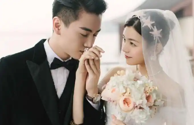 (2016年7月5日,陈妍希与陈晓在安徽合肥领证.