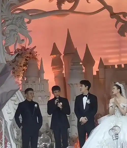 杨紫大学同学结婚,张一山是伴郎,戴眼镜封印颜值不抢新郎风头