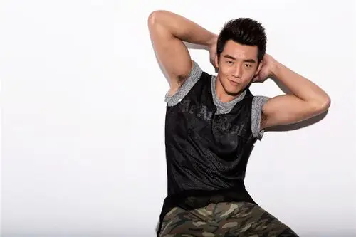 郑恺展现健美肌肉线条 责任编辑