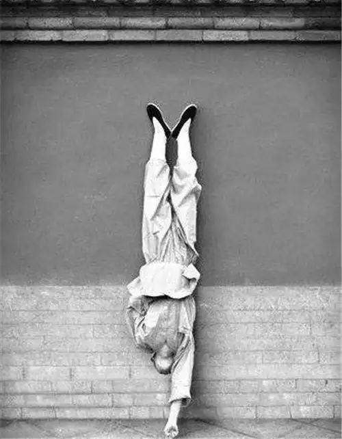 海灯法师77岁凭二指禅倒立走红,去世后,弟子表示:绝技是假的