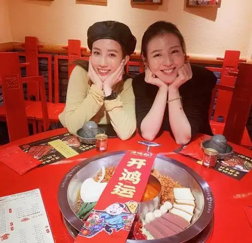 刘品言与朋友聚餐吃火锅,嘟嘴卖萌超可爱,开怀大笑不顾女神形象