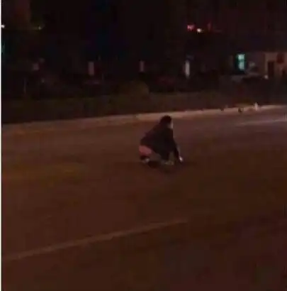 男子蹲马路中间大便被撞飞 拒绝采访称太丢人(组图)