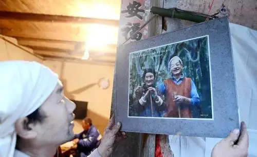 深山里徒手凿6208级台阶私奔的老妻少夫用野菜养大7个孩子