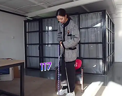 宋妍霏节目现场量腿长,数据被镜头曝光后,网友:真羡慕!