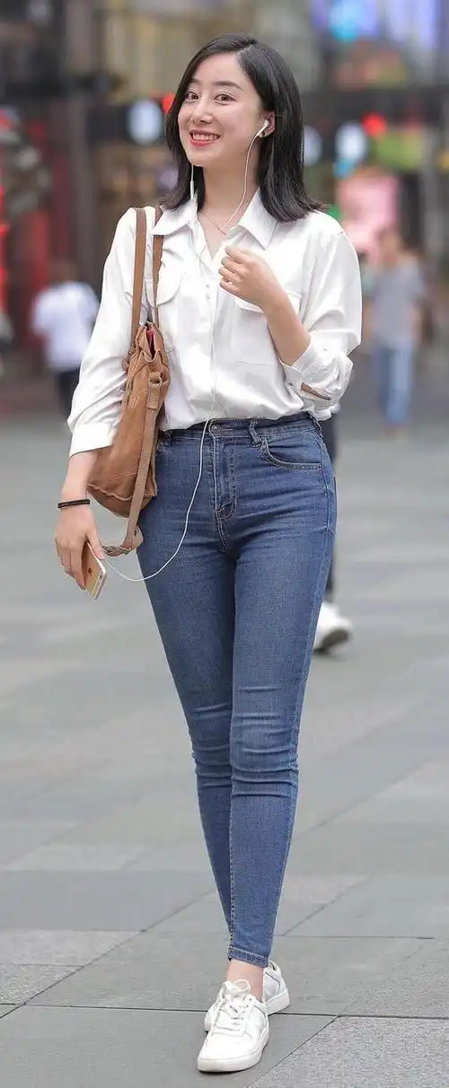 小姐姐这身材真是太自信了,这么紧的牛仔裤穿在她身上没有勒出赘肉