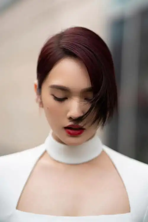 杨丞琳身穿白衣连衣裙头发半遮面脸部的痣看着太可爱了