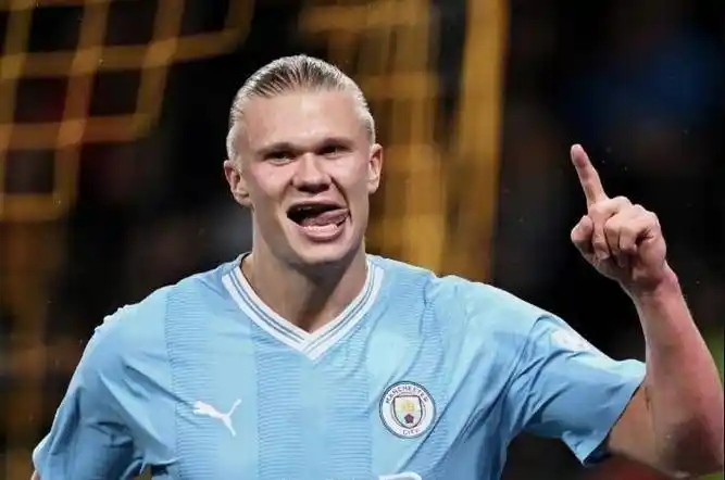 哈兰德"吃人"庆祝,23岁37球比肩梅西_曼城_进球_左脚