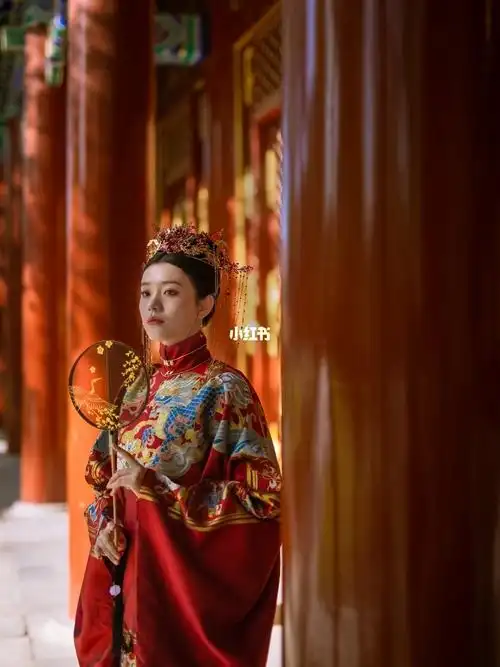 十里红妆凤冠霞帔古风写真