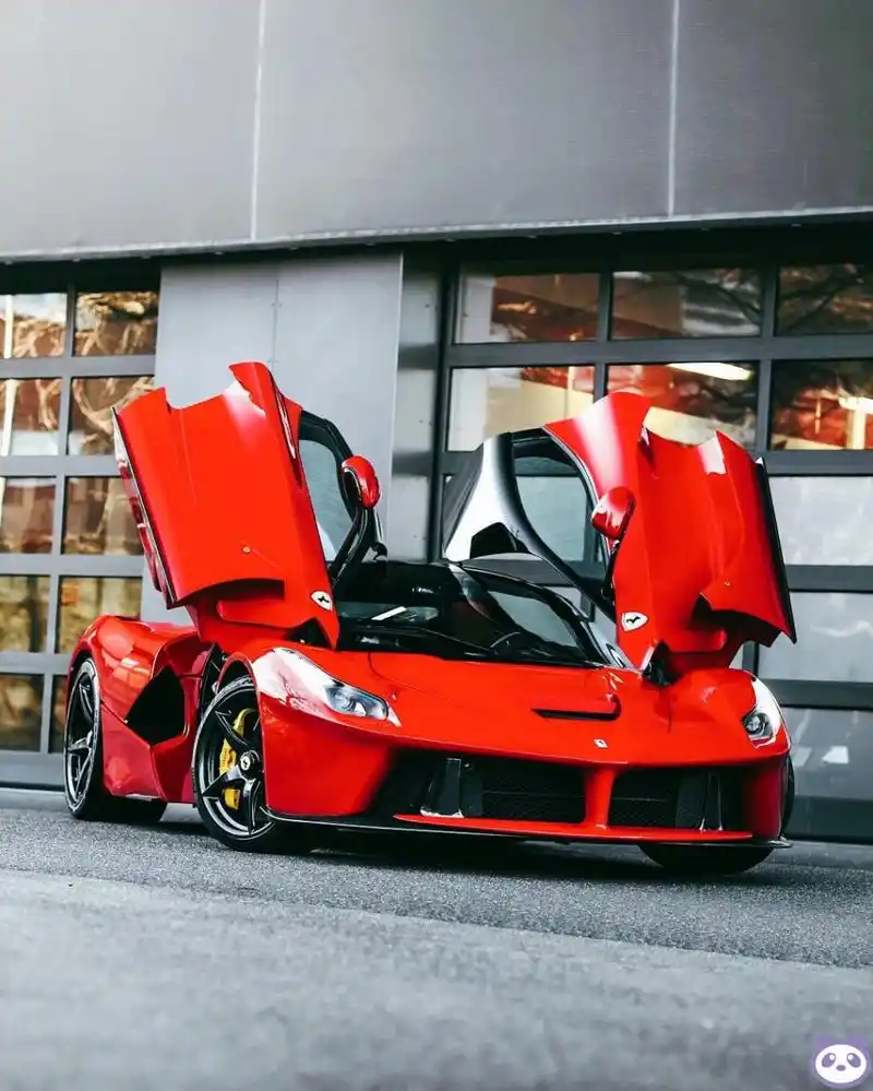 每天认识一辆车:三大神车之首法拉利拉法🚗.	 2013年,法拉利推出了l