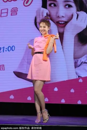 组图鬼鬼吴映洁现身生日会现场各种卖萌开心比v