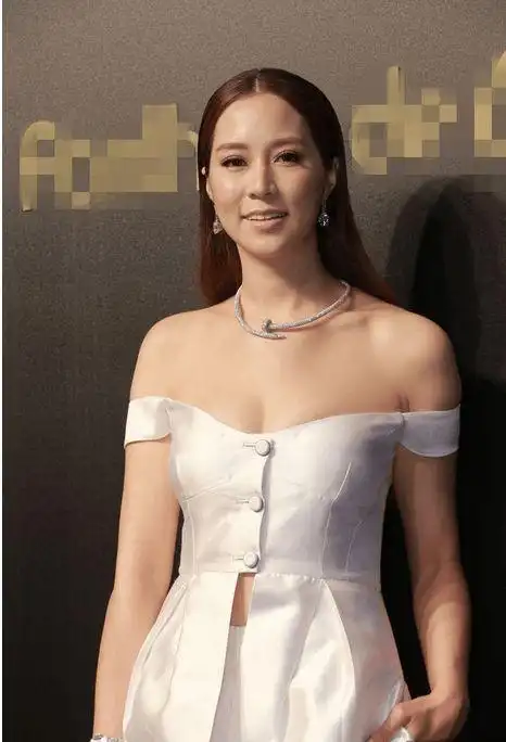 34岁千亿儿媳徐子淇近照曝光被指脸僵显老