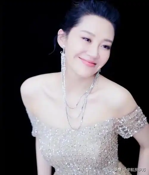 父亲是贺龙警卫员,外婆是外交官,家世显赫的她55岁却仍不婚不育|许晴