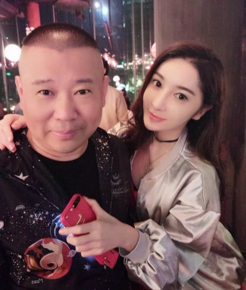 45岁郭德纲二婚老婆近照膀大腰圆夫妻相十足儿子小他42岁