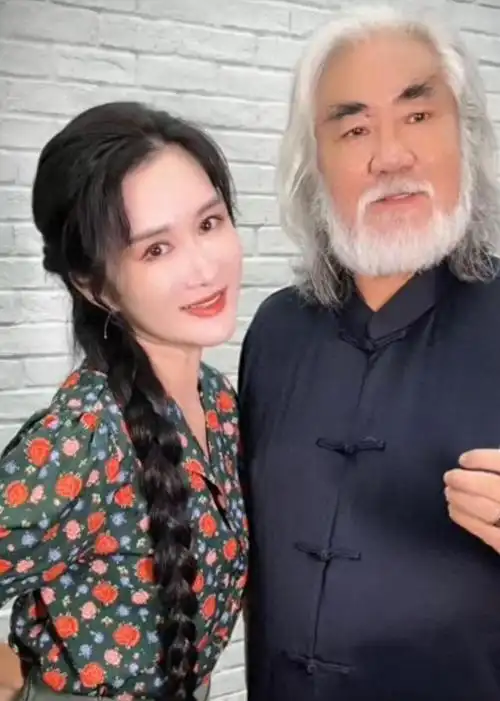 杜星霖一婚嫁的人一个大自己20岁的台湾富商黄泰元.