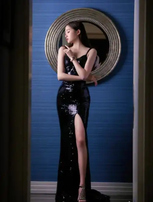 关晓彤黑色抹胸短裙造型