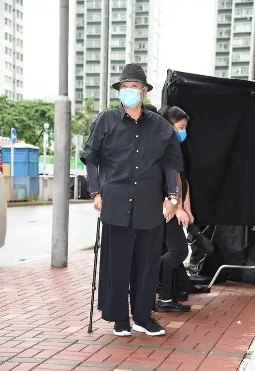 洪金宝现身告别陈木胜导演,肚子不见了,身材缩水连衣都穿不上_郭富城