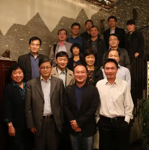 晚宴后,代表团与嘉宾合影. (图片来源:欧洲时报黄冠杰 摄)