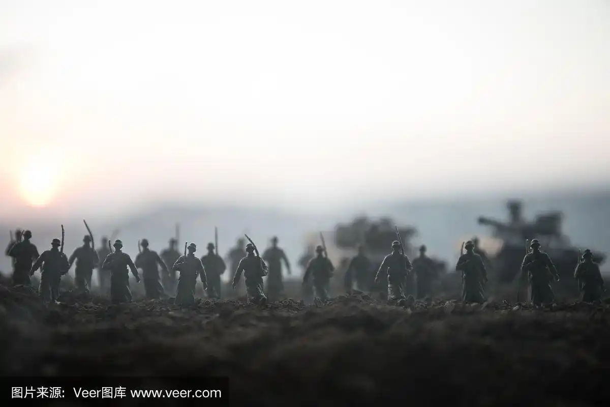 军事剪影战斗场景上的战争雾天空背景,世界大战士兵剪影下多云的天际