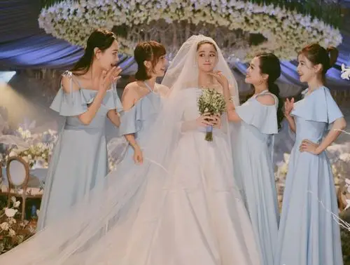 张馨予闺蜜晒伴娘新娘合照,讲述第一次见何捷时对他的印象