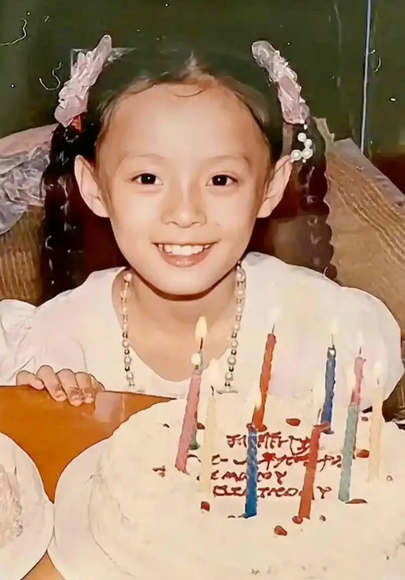 孙俪小时候的老照片,傻傻的还挺可爱的!