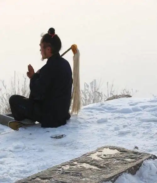 一少年高考落榜不堪重负,隐居深山老林十余载!如今让人难以想象